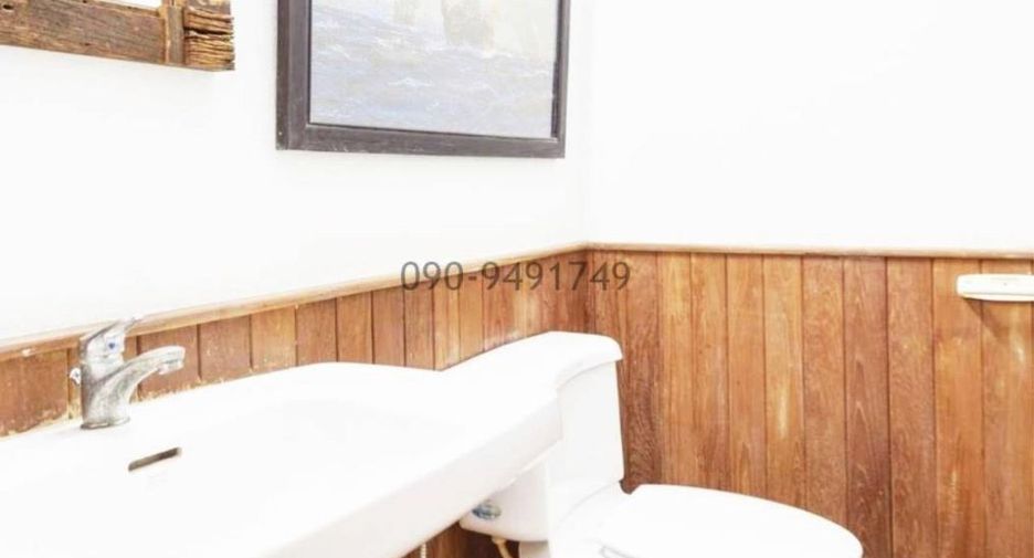 For rent 4 bedrooms townhouse in Phra Khanong, Bangkok