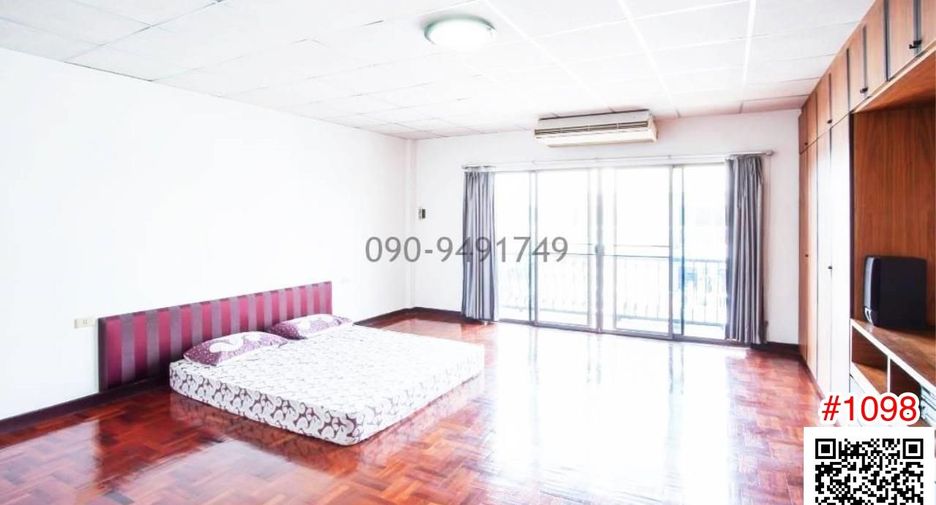 For rent 4 bedrooms townhouse in Phra Khanong, Bangkok
