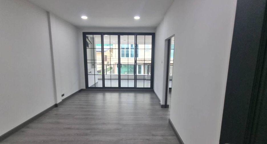 For rent 6 bedrooms townhouse in Khlong Toei, Bangkok
