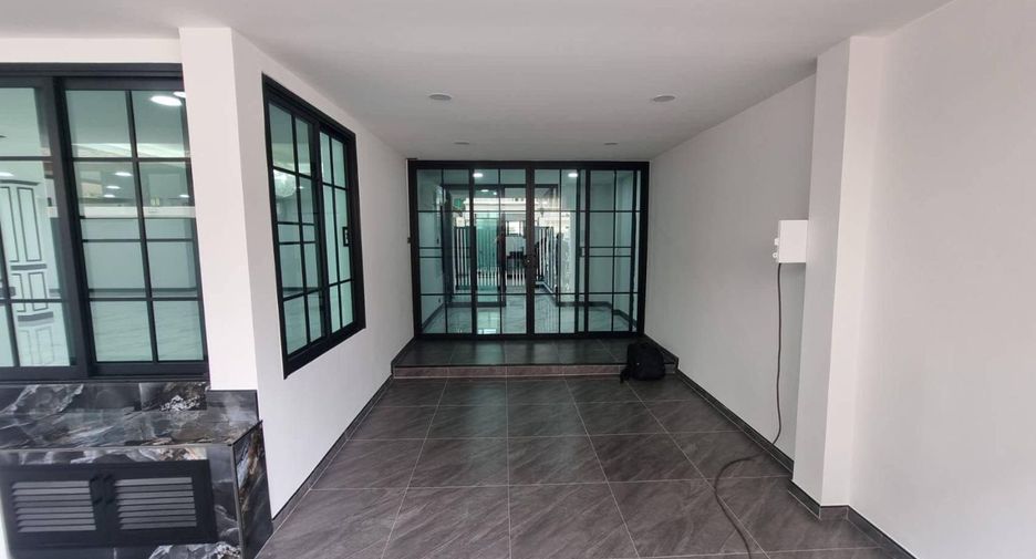 For rent 6 bedrooms townhouse in Khlong Toei, Bangkok