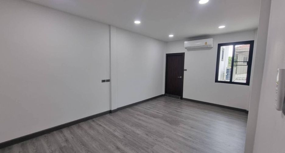 For rent 6 bedrooms townhouse in Khlong Toei, Bangkok
