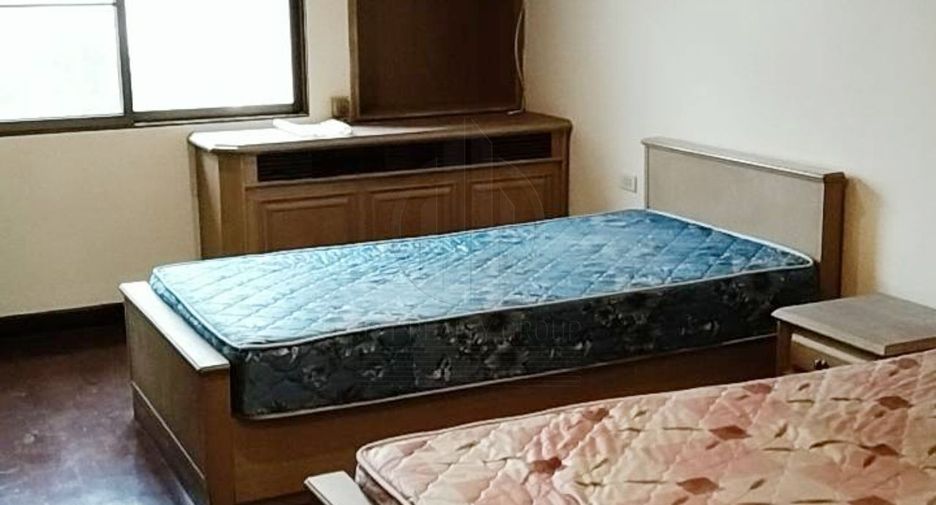 For rent 3 bedrooms condo in Khlong Toei, Bangkok