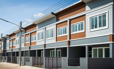 For sale 3 bed townhouse in Khlong Luang, Pathum Thani