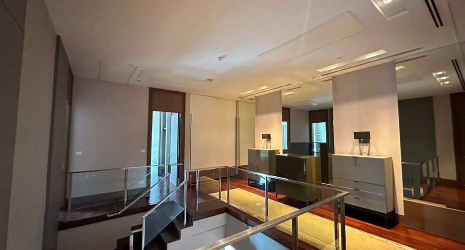 For rent 3 bedrooms condo in Watthana, Bangkok