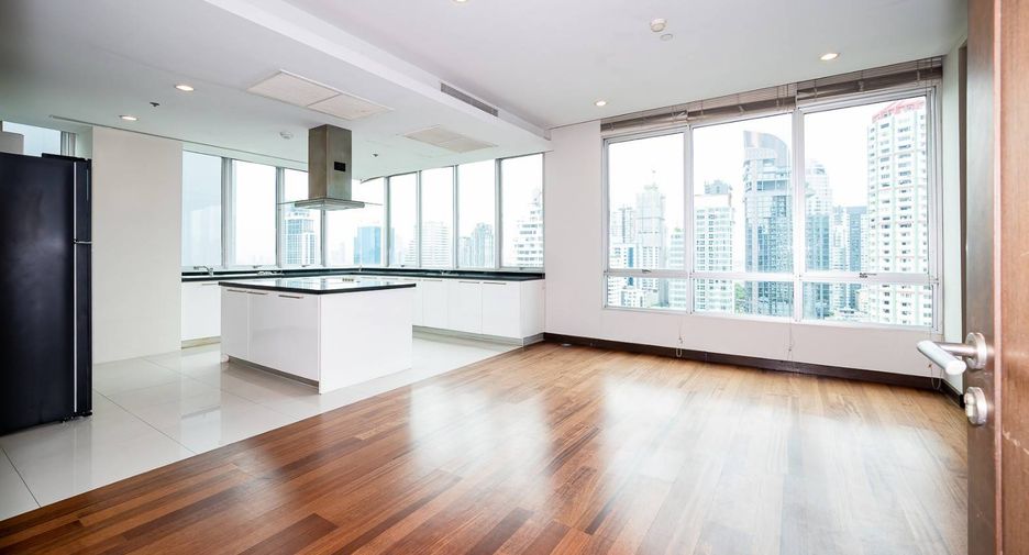 For rent 4 bedrooms condo in Watthana, Bangkok