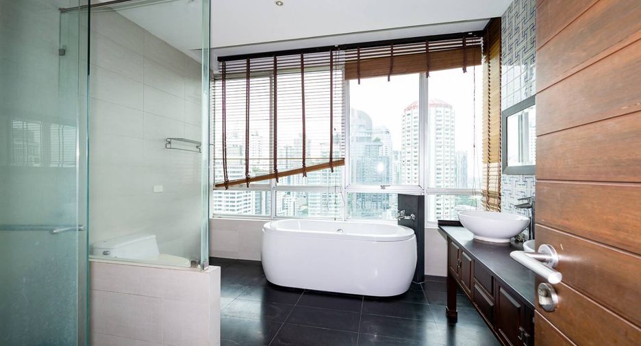 For rent 4 bedrooms condo in Watthana, Bangkok