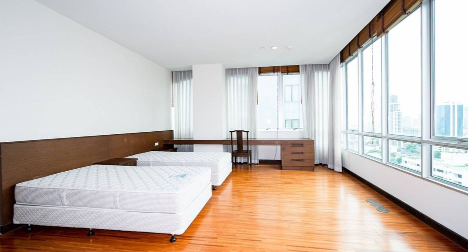 For rent 4 bedrooms condo in Watthana, Bangkok
