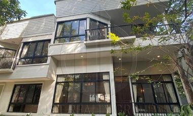 Casa en alquiler de 3 habitaciones en Khlong Toei, Bangkok
