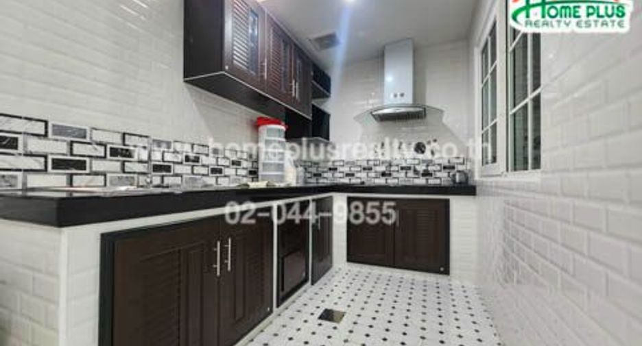 For sale 3 bedrooms townhouse in Mueang Samut Prakan, Samut Prakan