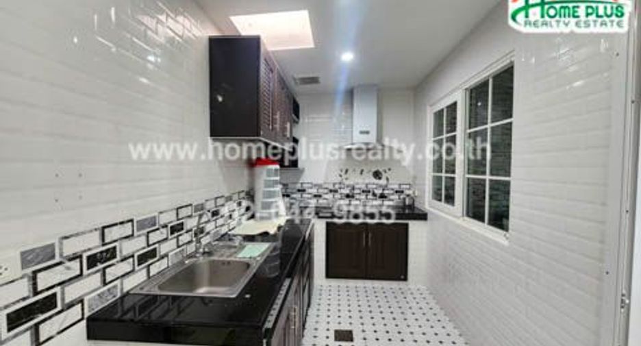 For sale 3 bedrooms townhouse in Mueang Samut Prakan, Samut Prakan