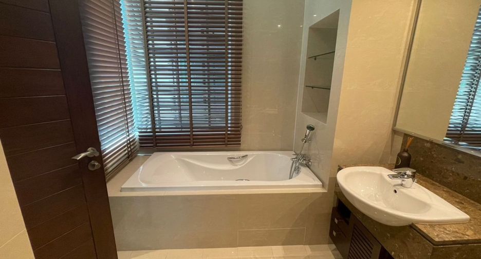 For sale 4 bedrooms condo in Khlong Toei, Bangkok