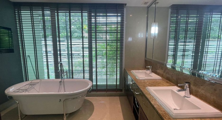 For sale 4 bedrooms condo in Khlong Toei, Bangkok