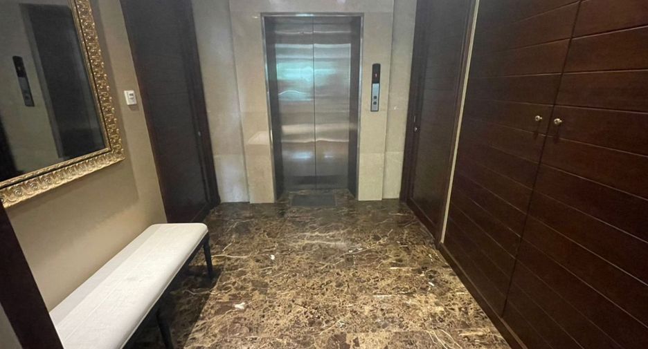 For sale 4 bedrooms condo in Khlong Toei, Bangkok