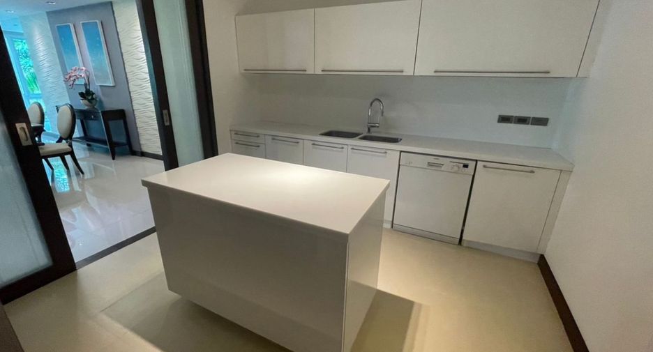For sale 4 bedrooms condo in Khlong Toei, Bangkok
