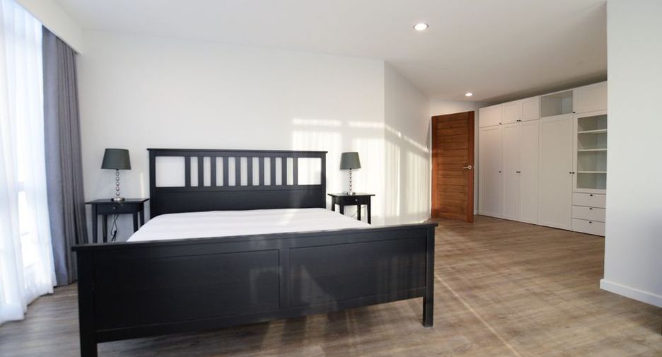For sale 3 bedrooms apartment in Watthana, Bangkok