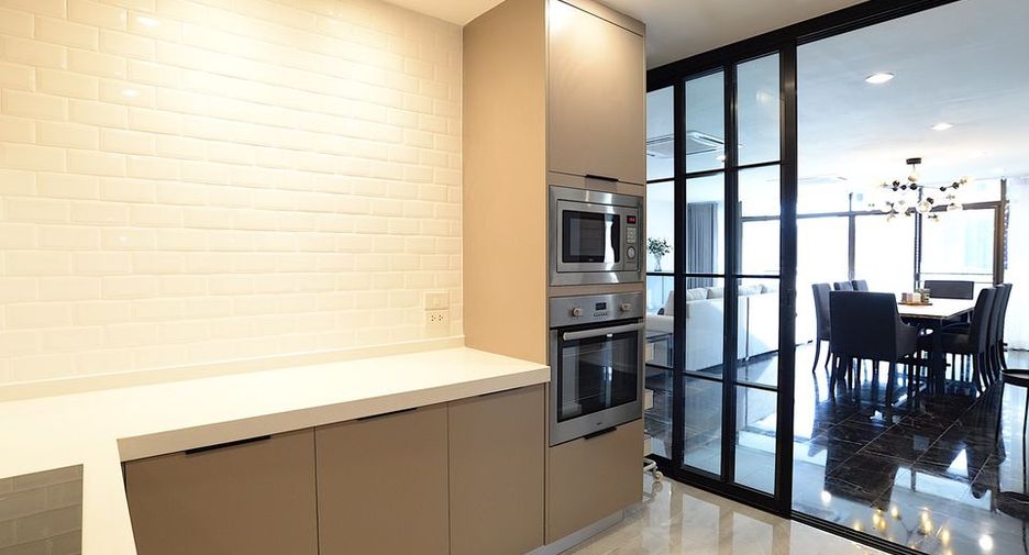 For sale 3 bedrooms apartment in Watthana, Bangkok