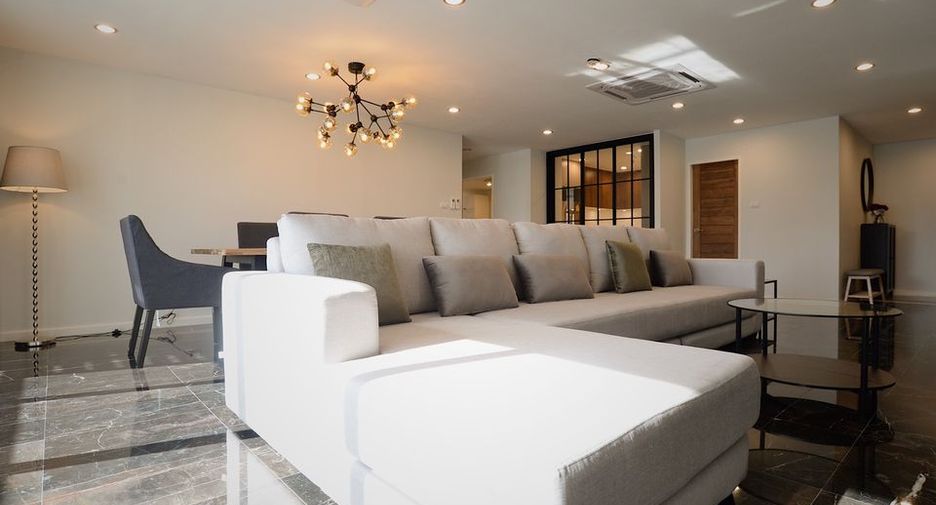 For sale 3 bedrooms apartment in Watthana, Bangkok