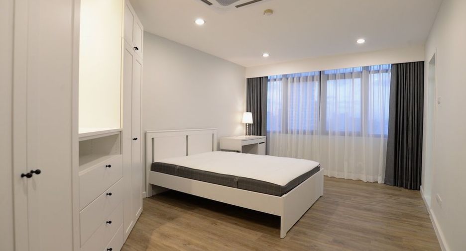 For sale 3 bedrooms apartment in Watthana, Bangkok