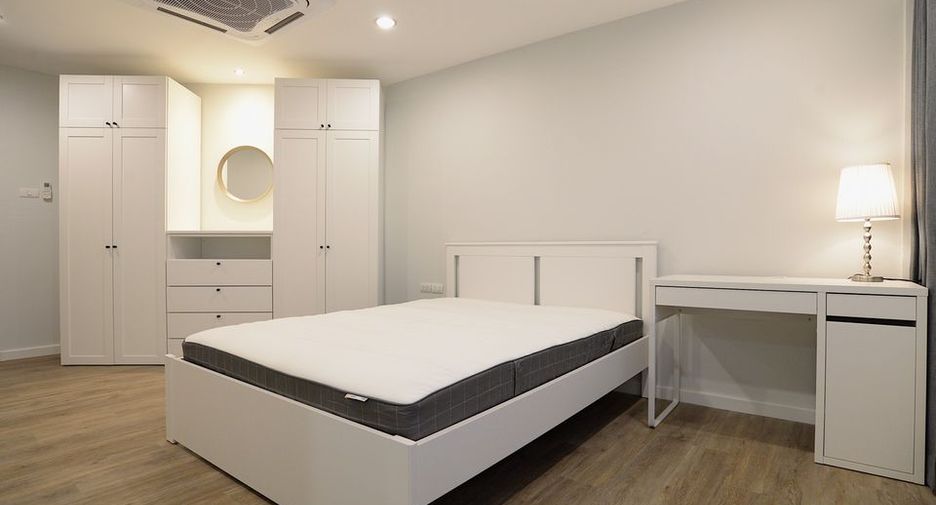 For sale 3 bedrooms apartment in Watthana, Bangkok