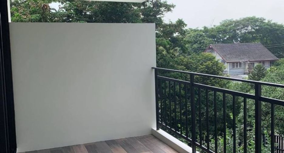 Apartamento en alquiler y en venta de 4 habitaciones en Huai Khwang, Bangkok
