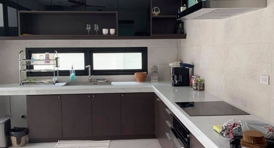 Apartamento en alquiler y en venta de 4 habitaciones en Huai Khwang, Bangkok