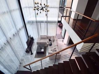 Apartamento en alquiler y en venta de 4 habitaciones en Huai Khwang, Bangkok