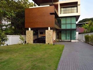 Apartamento en alquiler y en venta de 4 habitaciones en Huai Khwang, Bangkok