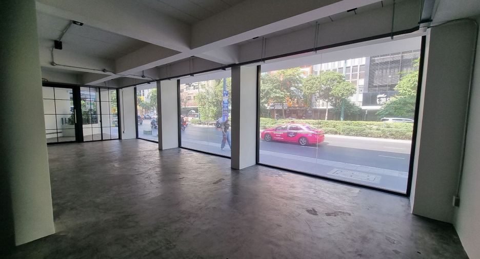 For rent 3 Beds retail Space in Khlong Toei, Bangkok