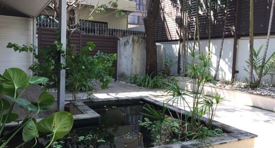 For rent 3 bedrooms condo in Yan Nawa, Bangkok
