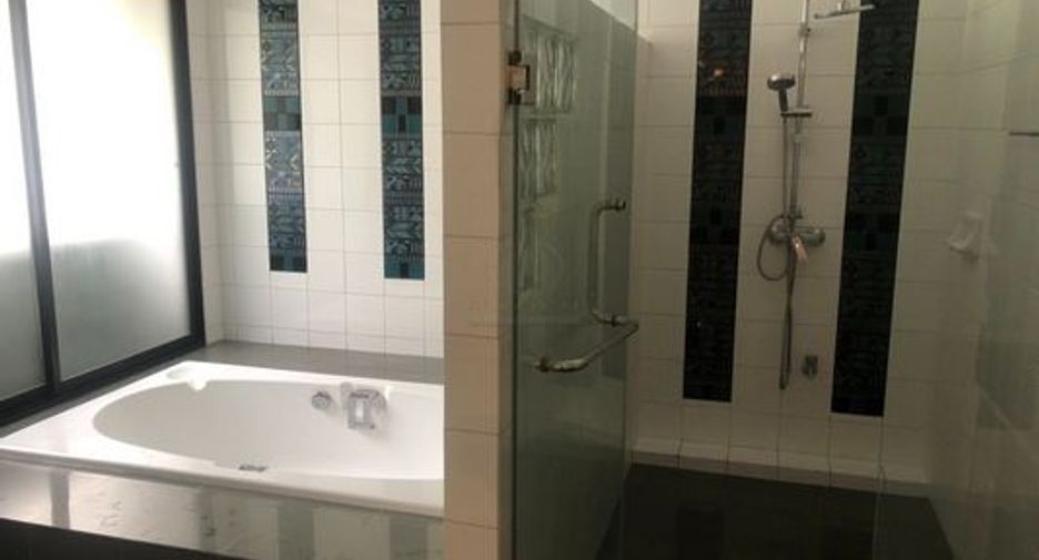 For rent 3 bedrooms condo in Yan Nawa, Bangkok