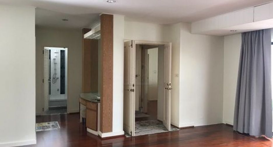 For rent 3 bedrooms condo in Yan Nawa, Bangkok