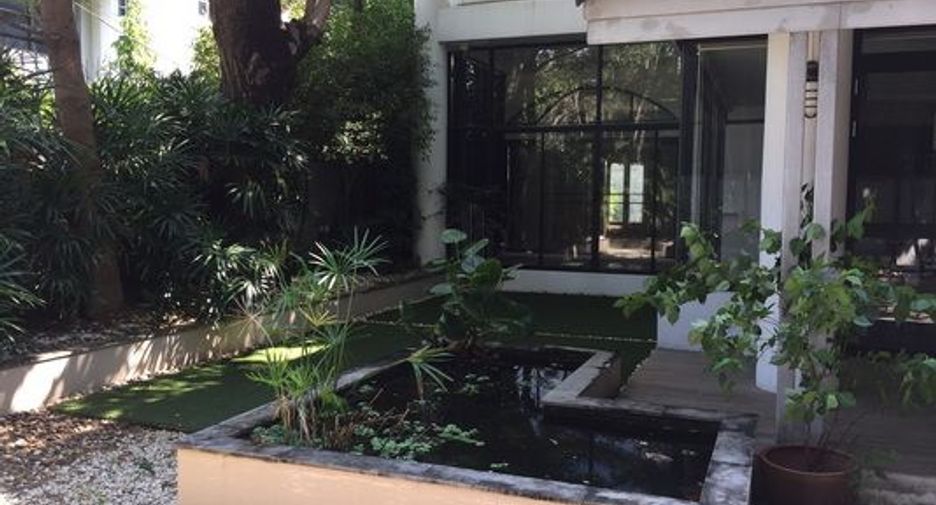 For rent 3 bedrooms condo in Yan Nawa, Bangkok