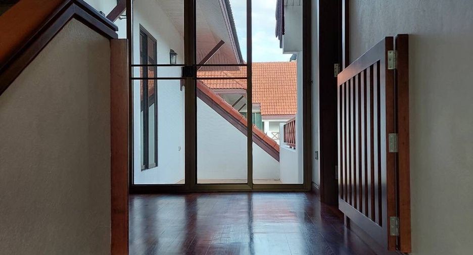 For rent 4 bedrooms house in Watthana, Bangkok