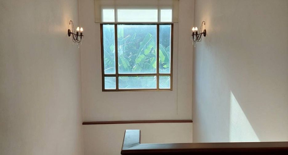 For rent 4 bedrooms house in Watthana, Bangkok
