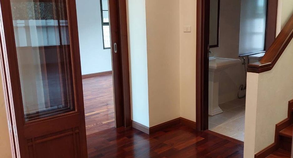 For rent 4 bedrooms house in Watthana, Bangkok
