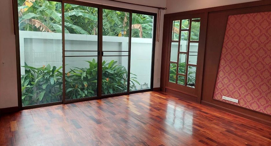 For rent 4 bedrooms house in Watthana, Bangkok