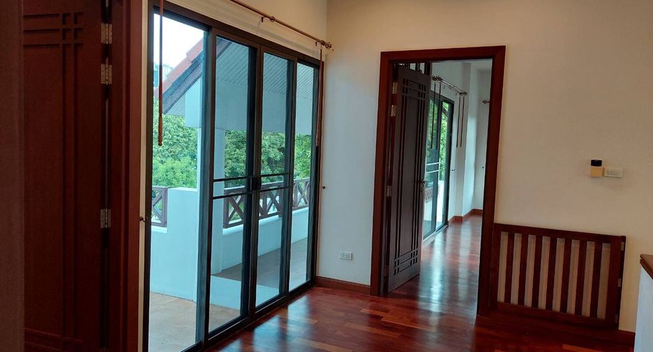 For rent 4 bedrooms house in Watthana, Bangkok
