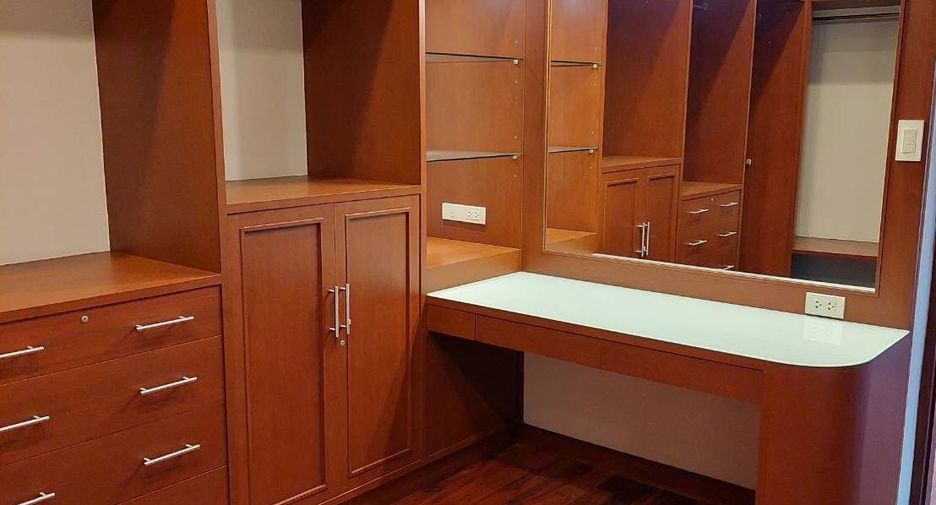 For rent 4 bedrooms house in Watthana, Bangkok