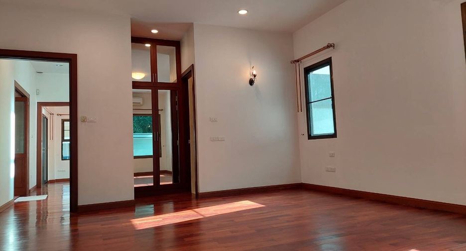 For rent 4 bedrooms house in Watthana, Bangkok