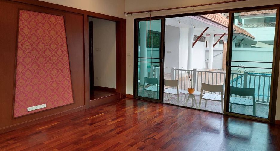 For rent 4 bedrooms house in Watthana, Bangkok