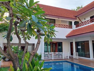 For rent 4 bedrooms house in Watthana, Bangkok