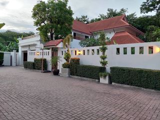 For rent 4 bedrooms house in Watthana, Bangkok