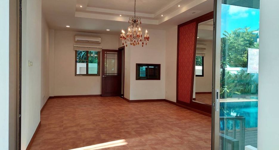 For rent 4 bedrooms house in Watthana, Bangkok