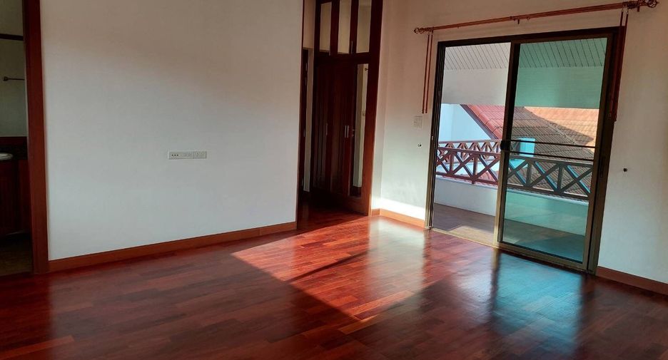 For rent 4 bedrooms house in Watthana, Bangkok