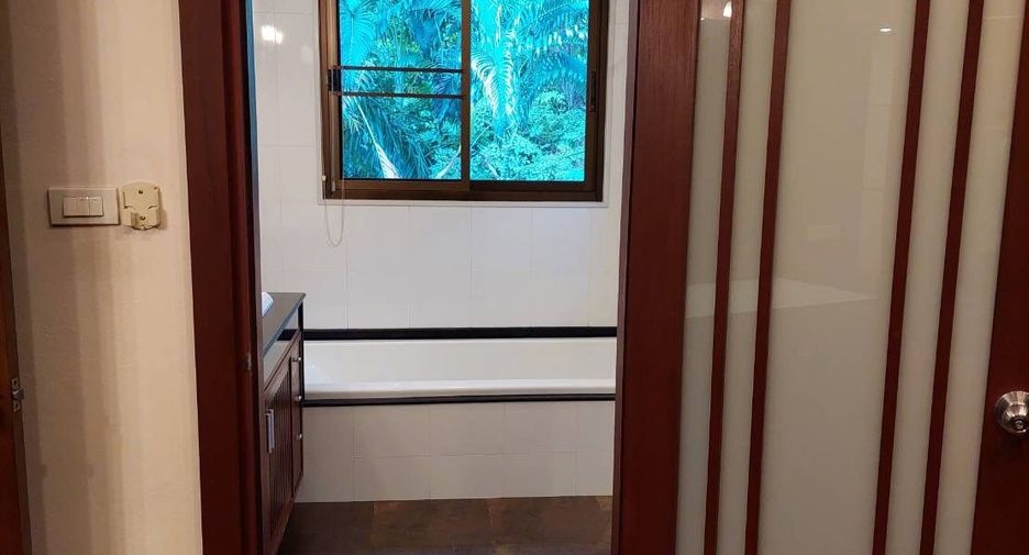 For rent 4 bedrooms house in Watthana, Bangkok