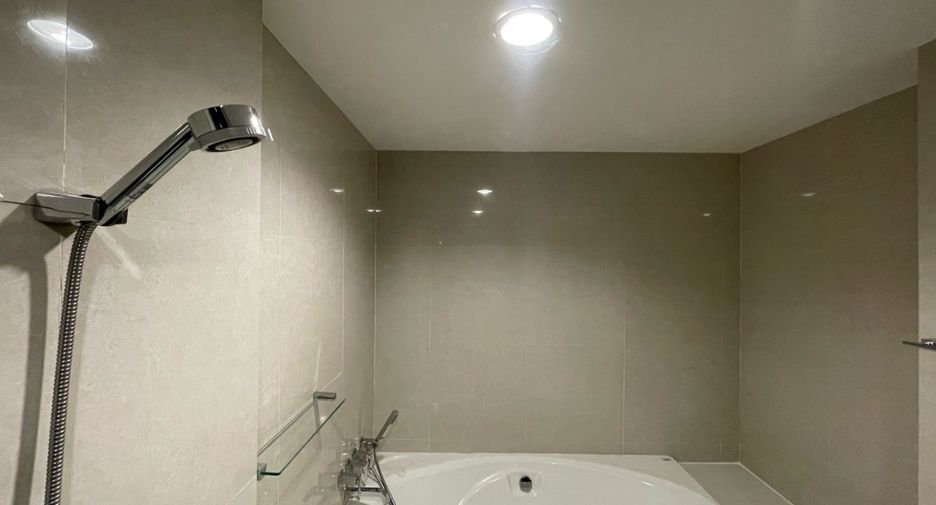 For rent 4 bedrooms apartment in Pathum Wan, Bangkok