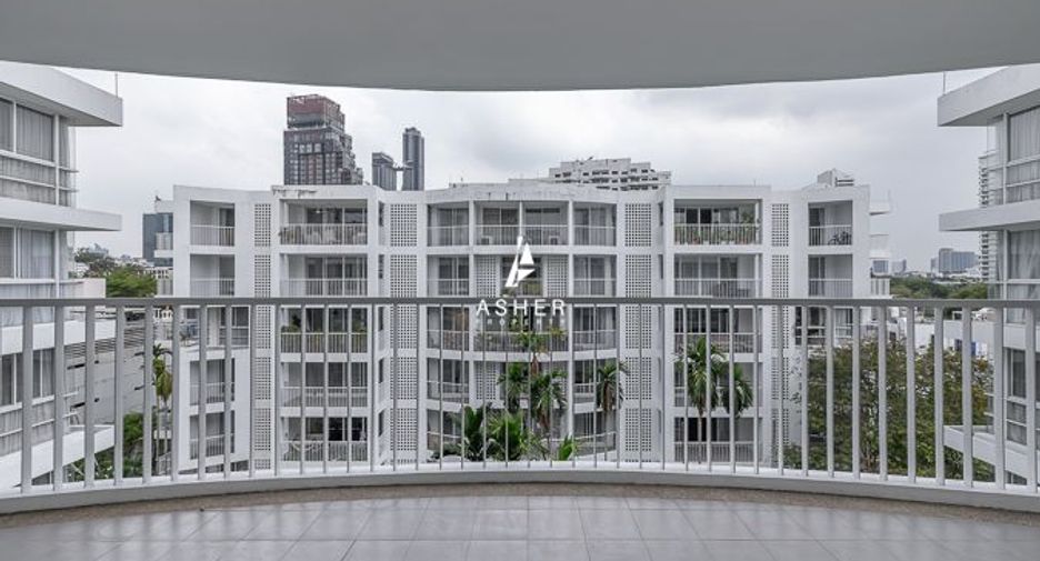 For rent 4 bedrooms condo in Watthana, Bangkok