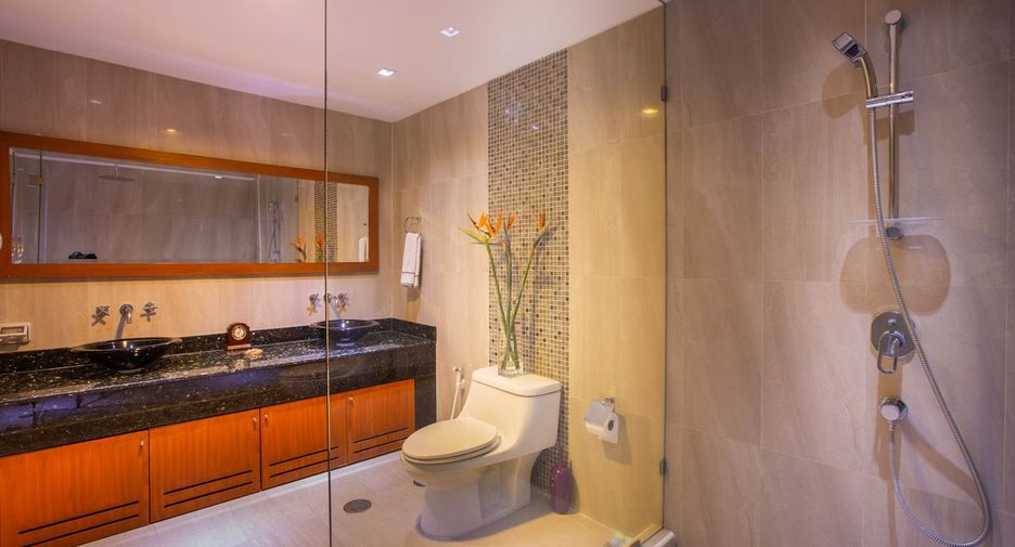 For sale 3 bedrooms condo in Khlong Toei, Bangkok