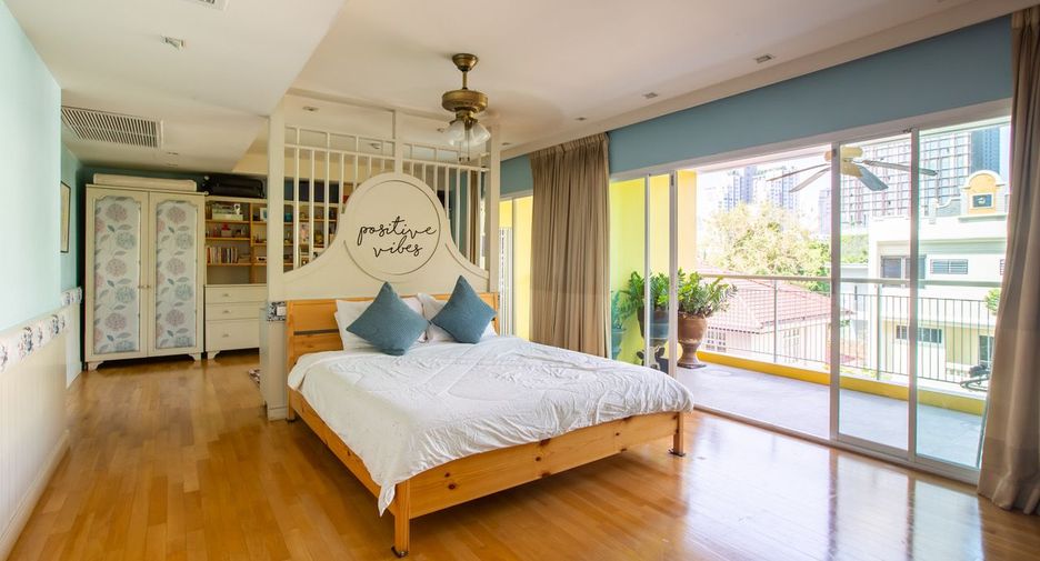 For sale 3 bedrooms condo in Khlong Toei, Bangkok
