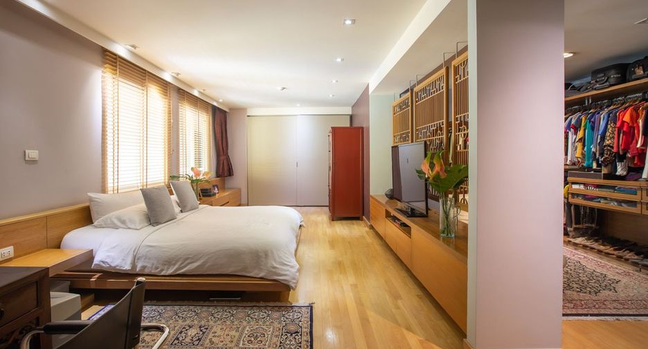 For sale 3 bedrooms condo in Khlong Toei, Bangkok
